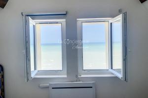 Vista generica sul mare o vista sul mare dall'interno dell'appartamento