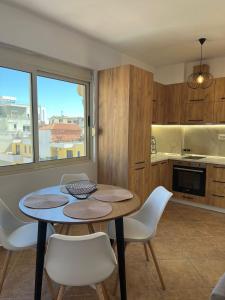 uma cozinha com mesa e cadeiras e uma janela em Breeze Seaview Apartment em Durrës