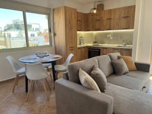 ein Wohnzimmer mit einem Sofa und einem Tisch in der Unterkunft Breeze Seaview Apartment in Durrës