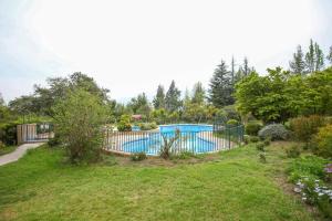 una valla alrededor de una piscina en un patio en Hotel y Cabañas Palomar - Caja los Andes, en San Felipe