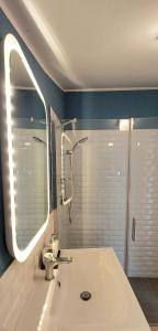 La salle de bains est pourvue d'un lavabo et d'un miroir. dans l'établissement Ti Racconto di un Sogno Studio, à Chianciano Terme