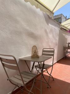 stół i 2 krzesła na patio w obiekcie A'mmare Rooms&Apartments Santa Maria di Leuca w mieście Leuca