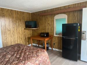 En tv och/eller ett underhållningssystem på Pinelodge Motel