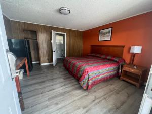 En eller flere senge i et værelse på Pinelodge Motel