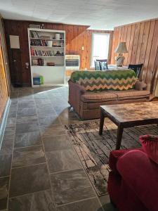 sala de estar con sofá y mesa en Twin Pines Lake House, en Gwinn