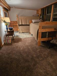 1 dormitorio con cama, banco y mesa en Twin Pines Lake House, en Gwinn