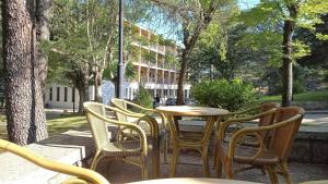 une table et des chaises en plein air, ainsi qu'une table et des chaises dans l'établissement BALNEARIO DE RETORTILLO, à Retortillo