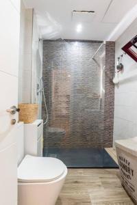 a bathroom with a toilet and a glass shower at Apartamento Torremolinos centro in Torremolinos