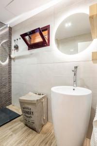 ein Badezimmer mit einem weißen WC und einem Spiegel in der Unterkunft Apartamento Torremolinos centro in Torremolinos
