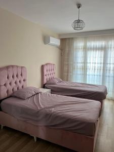 a bedroom with two beds and a window at İnci Sitesi in Tekirdağ