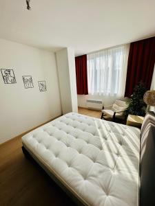 een slaapkamer met een groot wit bed in een kamer bij Urbanstay Suites - Grand Place 2 Bd Apartment in Brussel