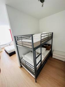 een kamer met een stapelbed met witte kussens bij Urbanstay Suites - Grand Place 2 Bd Apartment in Brussel