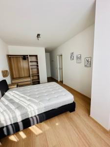 een slaapkamer met een groot wit bed in een kamer bij Urbanstay Suites - Grand Place 2 Bd Apartment in Brussel