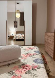- une chambre avec un lit et un miroir dans l'établissement Nonna Croce Home, à San Giovanni Gemini