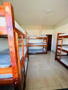 Tempat tidur susun dalam kamar di Hostel Meio do Mundo
