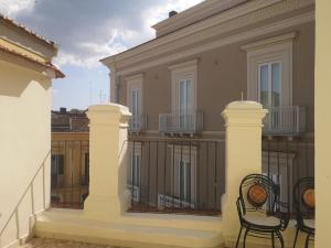 een balkon van een gebouw met een bank erop bij Ai Campanili in San Severo