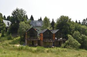 una casa sentada en la cima de una colina en Vila Prive - Bungalows Kopaonik en Kopaonik
