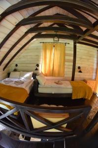 2 camas en una habitación redonda con ventana en Vila Prive - Bungalows Kopaonik en Kopaonik