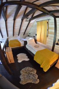 Habitación pequeña con 2 camas en una casa en Vila Prive - Bungalows Kopaonik en Kopaonik