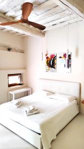 sypialnia z białym łóżkiem i sufitem w obiekcie CASINA TOSCANA, Cozy studio in the heart of Campiglia Marittima with FREE Wi-Fi w mieście Campiglia Marittima