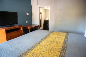 Posteľ alebo postele v izbe v ubytovaní Riverside Inn and Suites