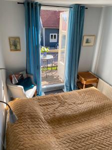 a bedroom with a bed and a view of a patio at Mössebergs vandrarhem in Falköping