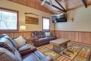 sala de estar con muebles de cuero y TV en Lakefront Bull Shoals Cabin Rental Pets Welcome!, en Bull Shoals