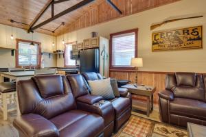 sala de estar con muebles de cuero y cocina en Lakefront Bull Shoals Cabin Rental Pets Welcome!, en Bull Shoals
