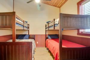 Habitación con litera y 2 camas en una casa en Lakefront Bull Shoals Cabin Rental Pets Welcome!, en Bull Shoals