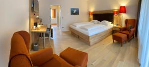 Postel nebo postele na pokoji v ubytování Hotel Sonnenhügel + 37 fotografií