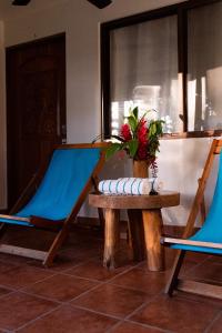 ドミニカルにあるRio Lindo Hotelのハンモック、テーブル、椅子2脚