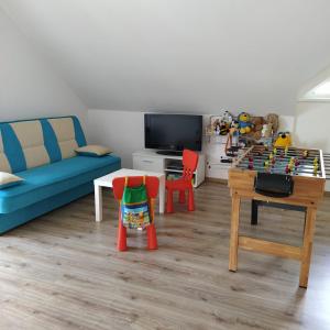 ein Wohnzimmer mit einem Sofa, einem Tisch und einem Schachbrett in der Unterkunft Leśny Domek 