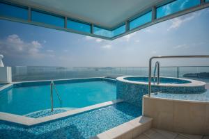Bazén v ubytování 6E Floor to Ceiling Oceanview Resort Panama nebo v jeho okolí