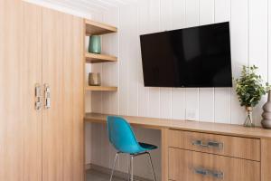 TV a/nebo společenská místnost v ubytování Del Marcos Hotel