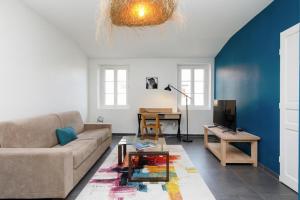 uma sala de estar com um sofá e uma mesa em Appartements climatisés - Vieil Antibes em Antibes