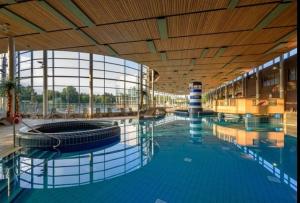 a large swimming pool in a large building at Hafenperle Ferienwohnung am Alten Stadthafen in Oldenburg - Zentrale City Lage in Oldenburg