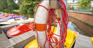 a pair of red rope tied to a boat at Hafenperle Ferienwohnung am Alten Stadthafen in Oldenburg - Zentrale City Lage in Oldenburg +16 photos