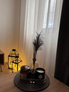 una mesa con un jarrón con una planta. en Appartement 1 au cœur de Périgueux, en Périgueux