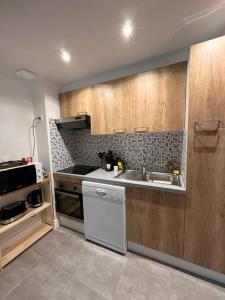 a kitchen with a sink and a stove at Appartement 1 au cœur de Périgueux in Périgueux