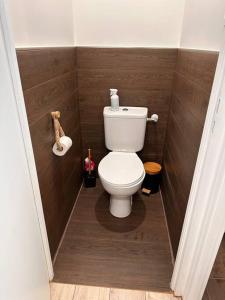 a small bathroom with a toilet in a stall at Appartement 1 au cœur de Périgueux in Périgueux