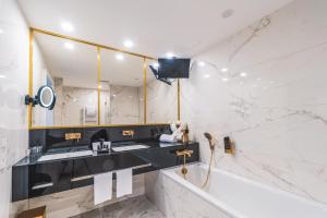Koupelna v ubytování Hotel Suitess + 37 fotografií