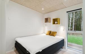 Postel nebo postele na pokoji v ubytování Nice Home In Ebeltoft With Wifi