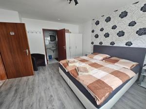 ein Schlafzimmer mit einem großen Bett in einem Zimmer in der Unterkunft Appart-Ascolino in Siebenbach