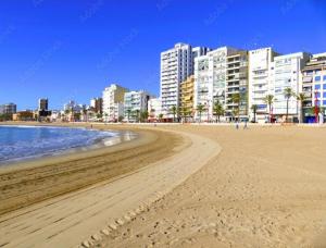 a view of the beach with buildings in the background at Apartamento Saldonar in Vinarós