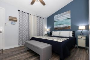 een slaapkamer met een bed en een blauwe muur bij F Lakefront! Remodeled, Sleeps 4, Boat Slip, Patio, WiFi, Cable, Pool in Osage Beach