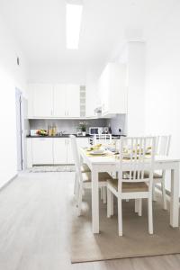 リスボンにあるGlamorous Apartment Park Ed VIIの白いキッチン(白いテーブルと椅子付)