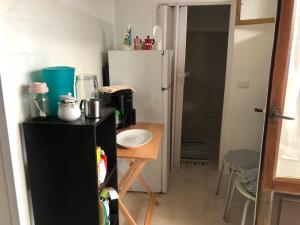 een kleine keuken met een zwarte koelkast en een tafel bij La Casetta di Angela in Manduria