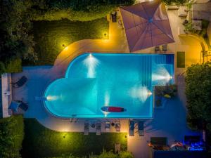 an overhead view of a swimming pool with an umbrella at Füge Villa Luxury & Wellness in Balatonfüred