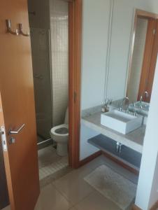 uma casa de banho com um lavatório e um WC em Samba convention no Rio de Janeiro