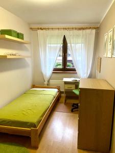 En eller flere senge i et værelse på InOut Olsztyn